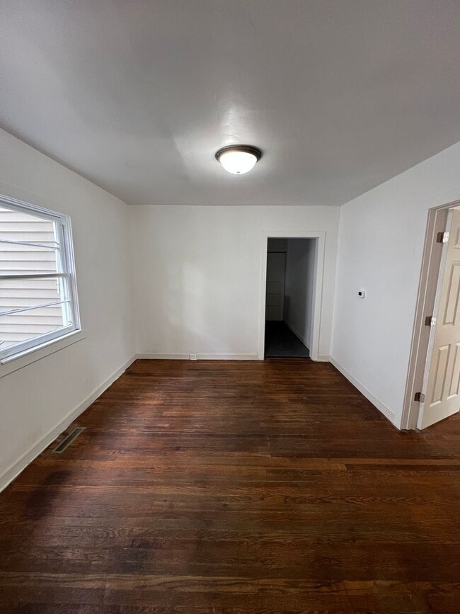 Building Photo - 3 Bedroom 1 Bathroom House (move in ready)