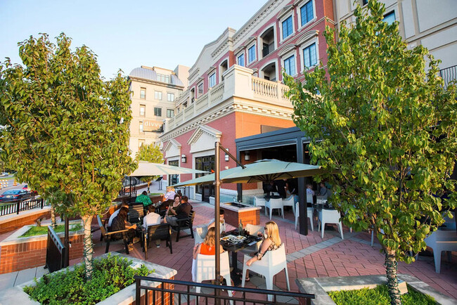 Building Photo - Luxurious Carmel Duplex