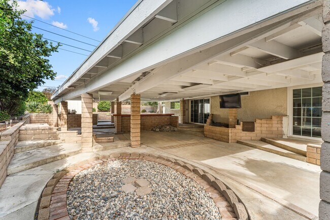 Building Photo - 1212 E Cottonwood St