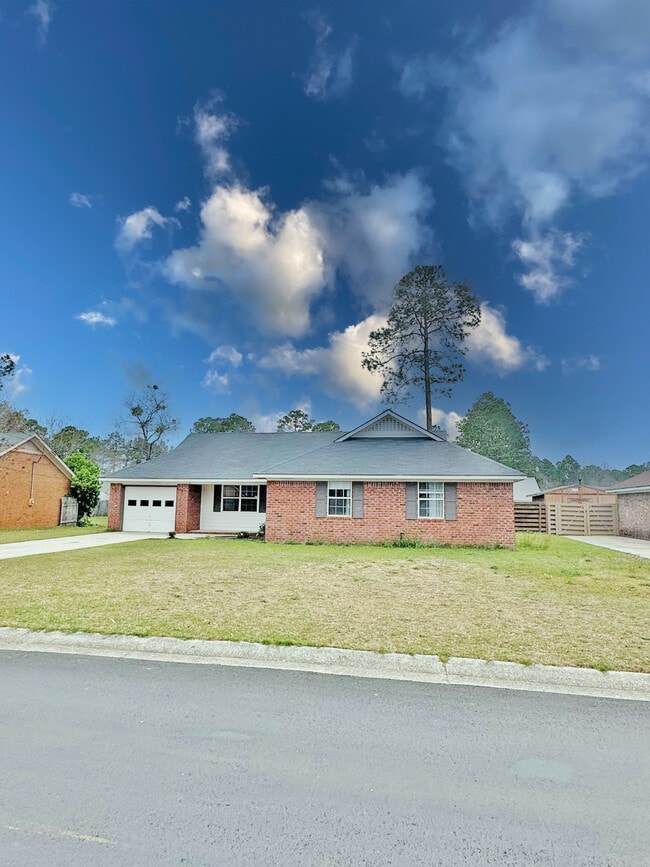 Building Photo - 714 Robin Hood Dr