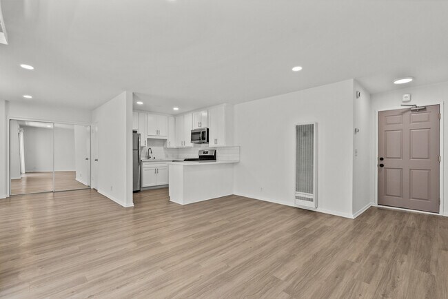 Building Photo - 15286 Sutton St