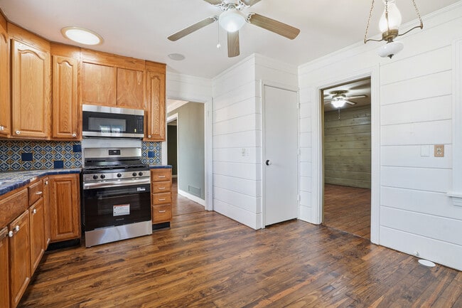 Building Photo - 2608 Highview Terrace