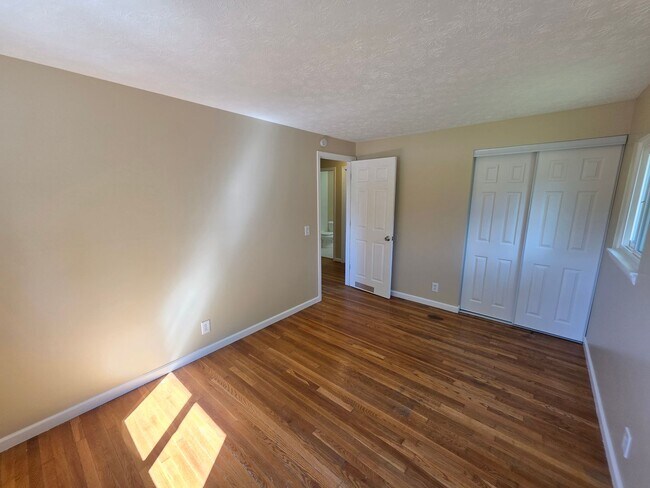 Building Photo - 32 Golden Rod Ln