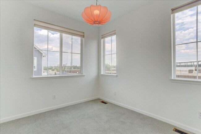 Building Photo - 1828 S Poplar Ct