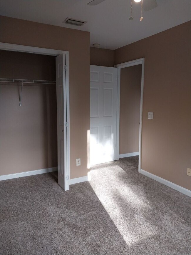 Building Photo - Cute townhome with 3 bd / 2.5 Bath