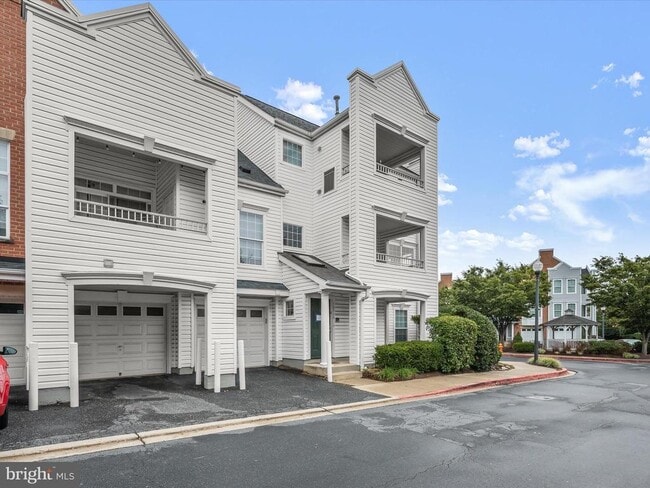 Building Photo - 10713 Symphony Way