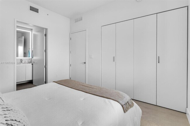 Building Photo - 700 NE 24th St