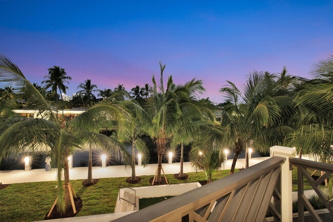 Building Photo - 400 Mola Ave