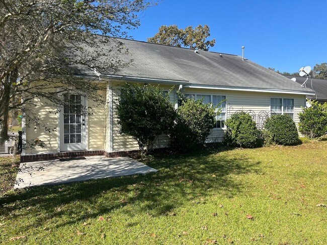 Building Photo - Available now. FULLY RENOVATED 3BR 2BA Hou...