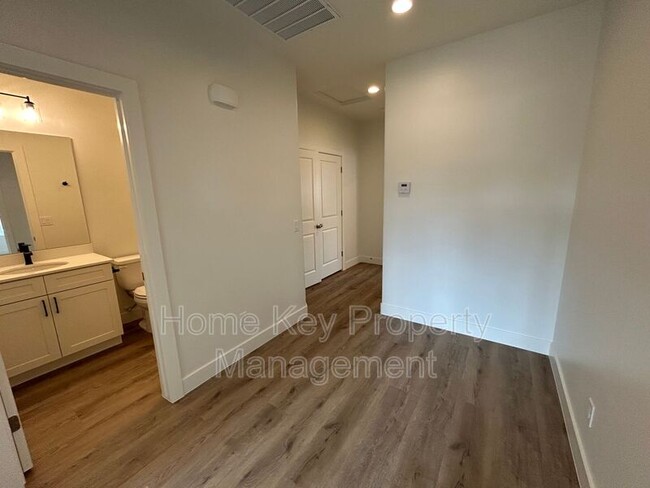 Building Photo - 1549 Mead Ln