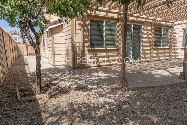 Building Photo - Spacious 5-Bedroom Retreat with 3 Full Baths in Beautiful Tracy – Your Perfect Home Awaits on Ten...