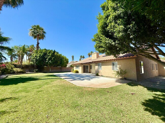 Building Photo - AVAILABLE NOW!! GORGEOUS 2 BEDROOM 2 BATHROOM Home in Palm Desert!