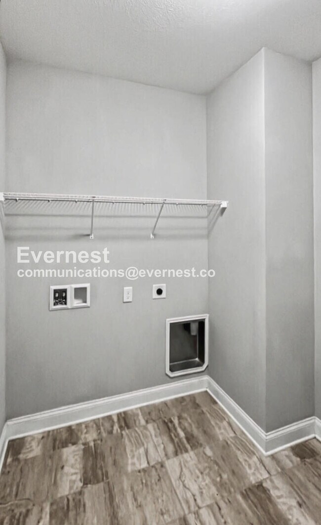 Building Photo - 3 Bed, 2 Bath Home with Garage / Pet-Friendly / Available Now!