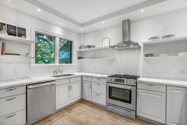 Building Photo - 530 Melaleuca Ln