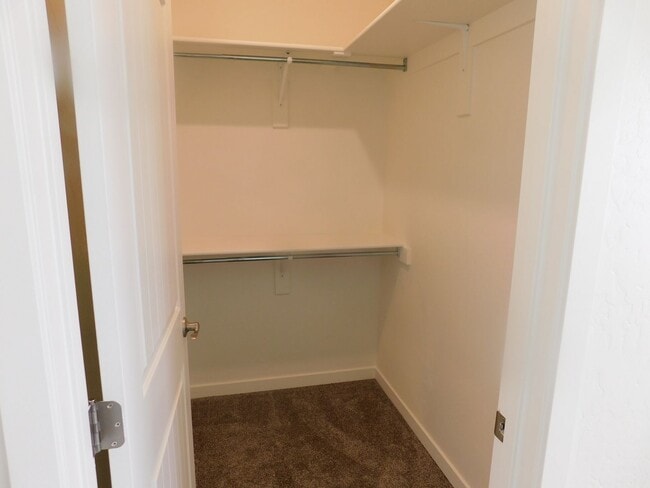 Building Photo - Walking Distance to Community