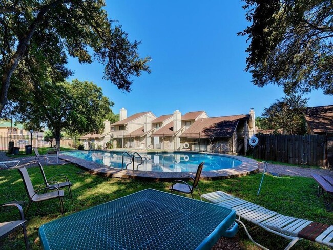 Building Photo - 1703 Timberwood Dr