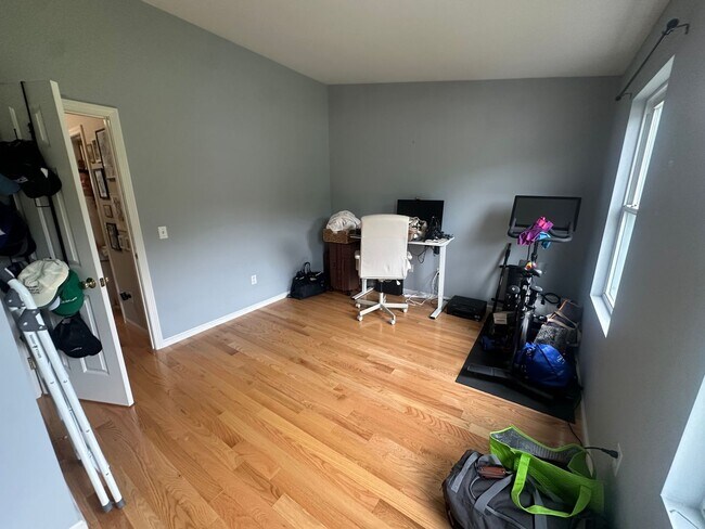 Building Photo - 2 Bed/1.5 Bath Townhouse available 9/1/2026