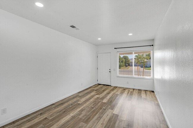Building Photo - Updated Orangevale Duplex with Private Yard and Garage!