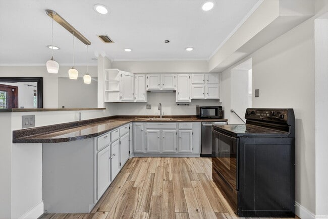 Building Photo - 624 NW 28th Ct