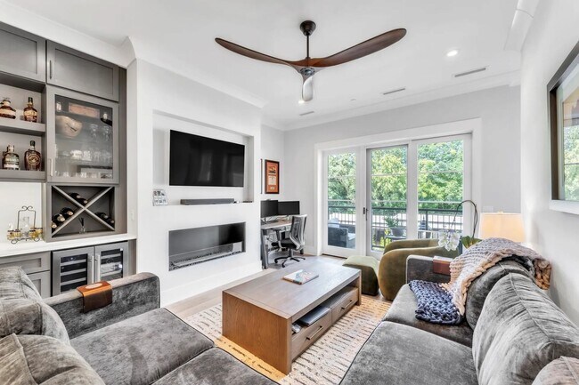 Building Photo - Condo Available Downtown Greenville!