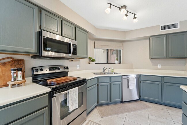 Building Photo - Move-in-ready home available furnished or unfurnished to suit your lifestyle!!