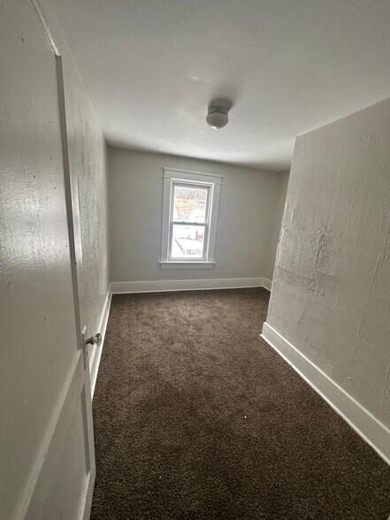 Building Photo - 872 E Crosier St