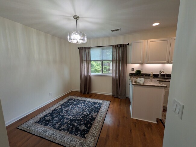 Building Photo - 2494 Glengyle Dr