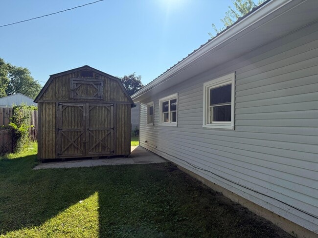 Building Photo - 100 Valley View Dr