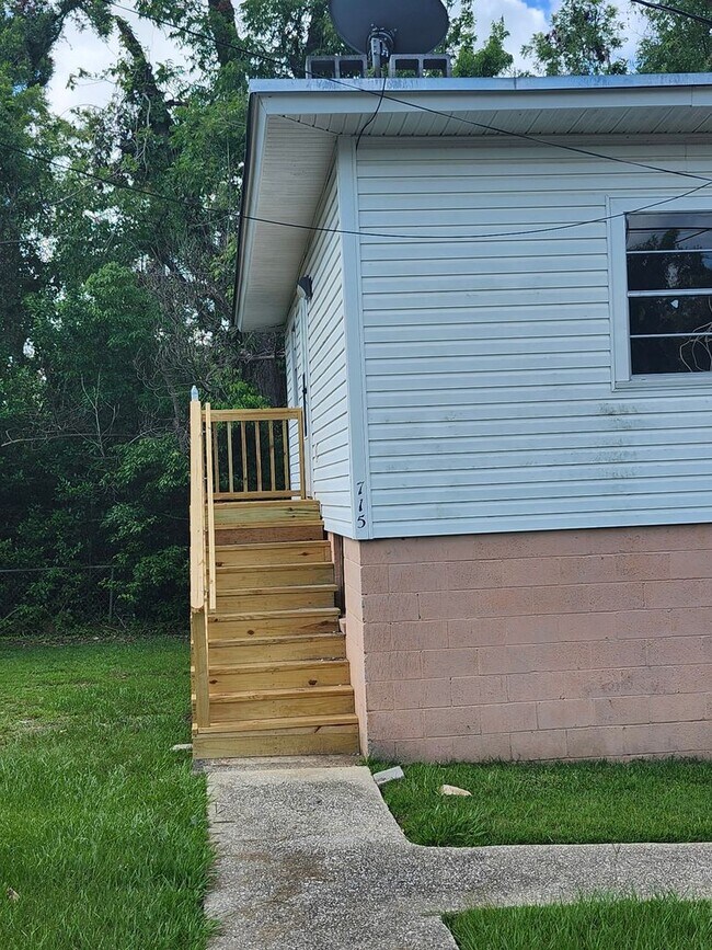 Building Photo - 715 Liberty St