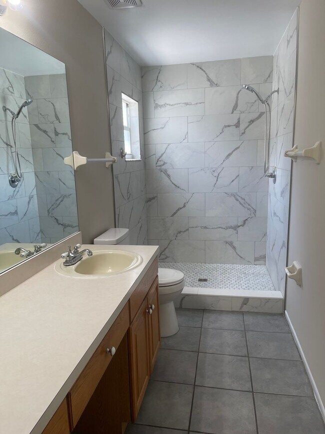 Building Photo - Quick Move in at this Brandon Home for Rent