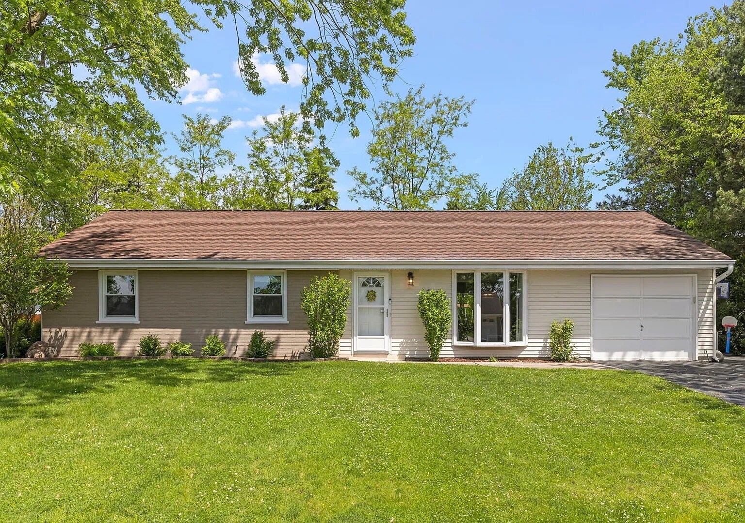 3bed 2bath ,1,430 sq feet 0.24 acre lot, detached garage. - 1002 Juniper Ln