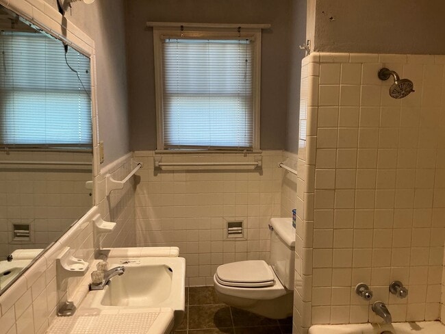 Building Photo - 623 N Nicholls St