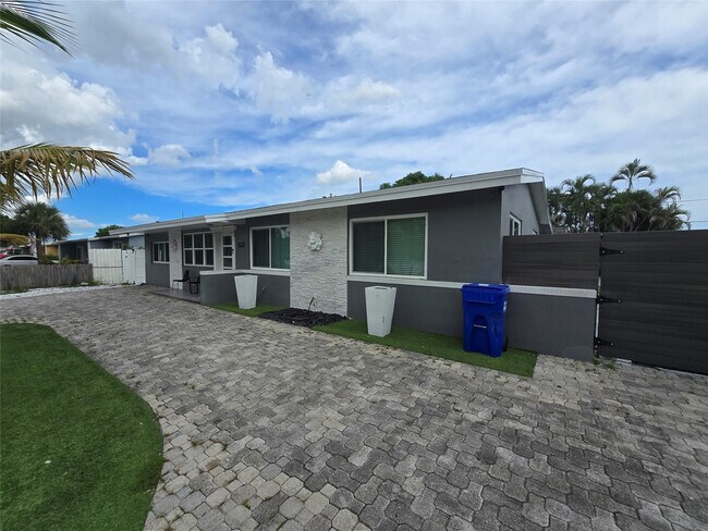 Building Photo - 2340 NE 8th Ave