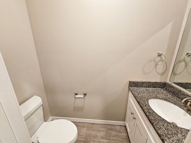 Building Photo - Spacious 3 Bedroom/2.5 Bathroom Chaffee Cr...