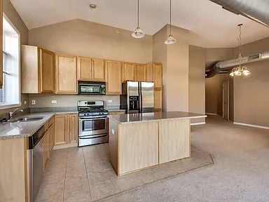 Building Photo - 550 Main St