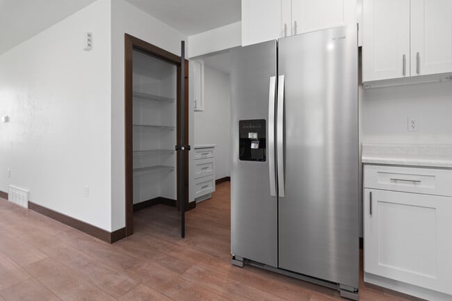 Building Photo - 735 Hoffman Rd