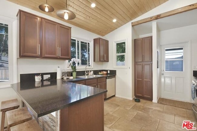 Kitchen - 21620 Circle Trl