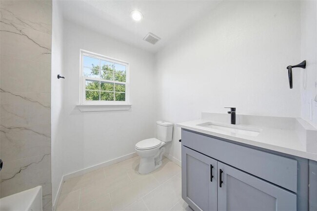 Building Photo - 5005 Cottonwood Cir
