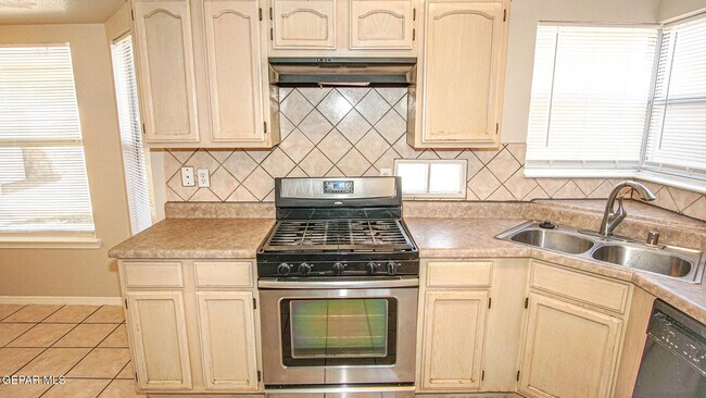 Building Photo - 7481 Umbria Dr