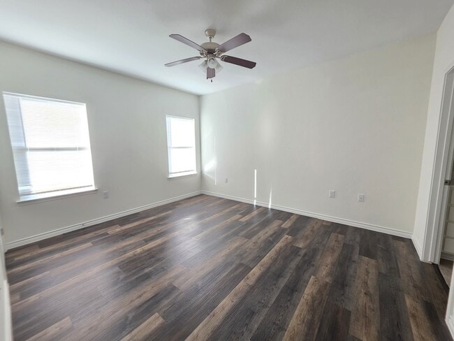 Building Photo - 6306 Red Oak Dr