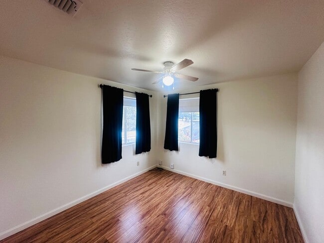 Building Photo - Spacious 3 Bedroom 2.5 Bath Home In NW Ren...
