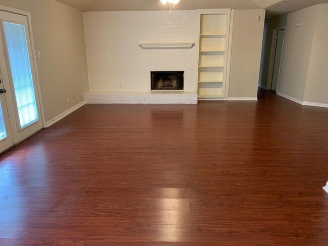 Building Photo - 1006 Poppets Way
