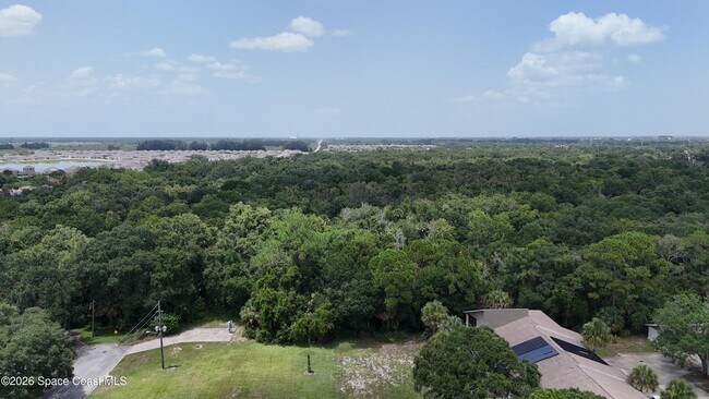 Building Photo - 1600 Woodland Dr