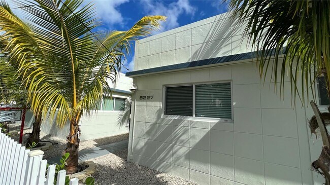 Building Photo - 8227 Crespi Blvd