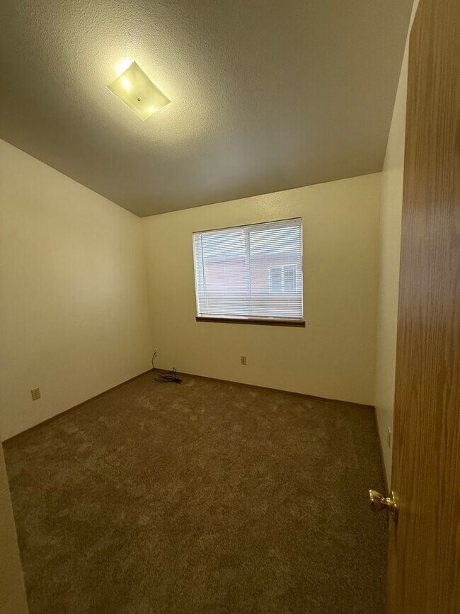 Building Photo - Close to COCC!  Townhouse, 2.5 Bath, W/D Hookups, Gas Fireplace, Water/Sewer Paid, Garage