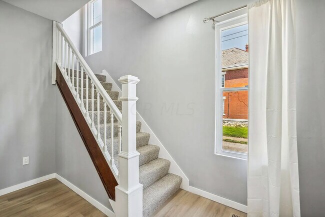 Building Photo - 921 Linwood Ave