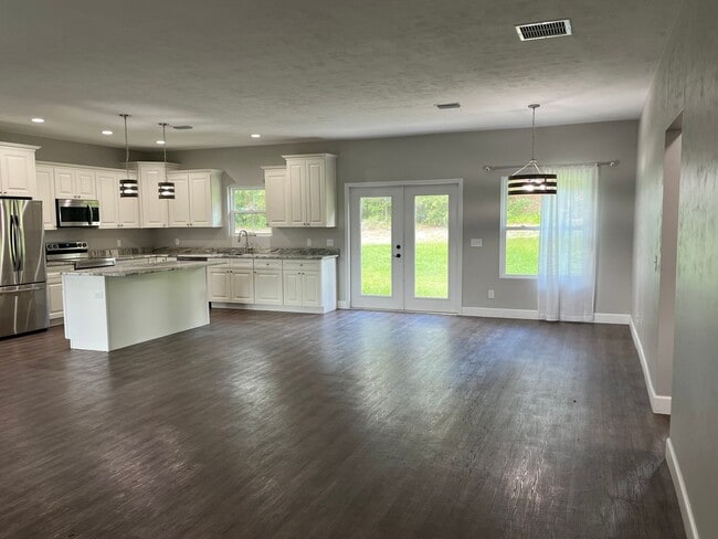 Building Photo - Upgraded New 3 Bedroom, 2 Bath home in Emerald Cove