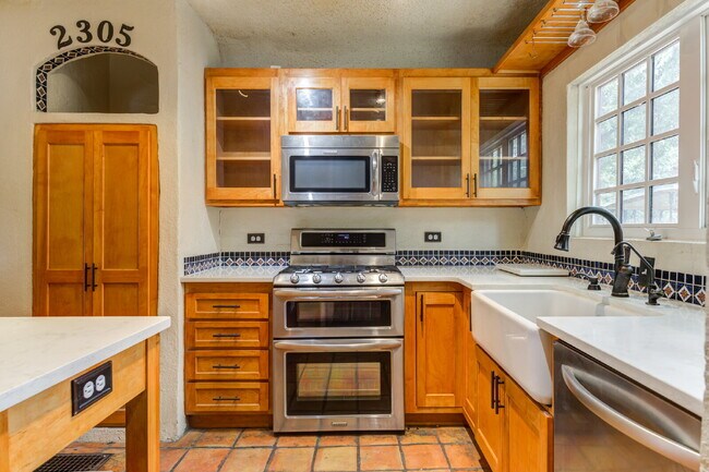 Building Photo - Charming Tuscany Villa block away from TTU