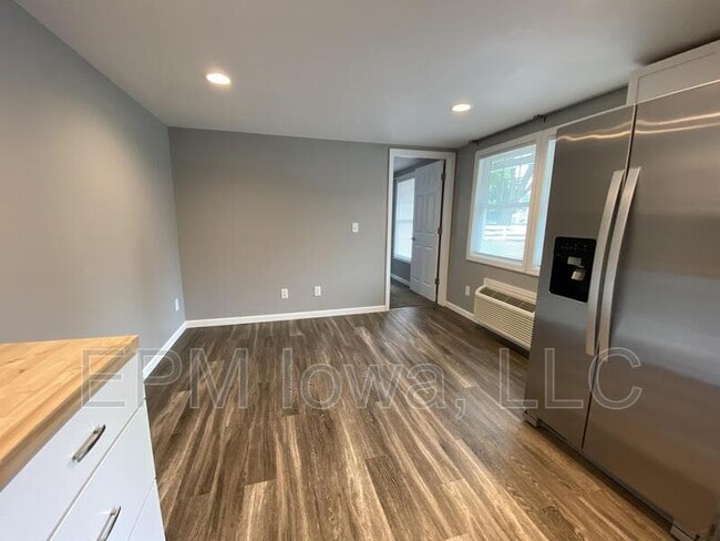 Building Photo - 609 1st St W