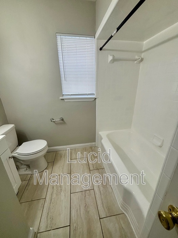 Building Photo - 910 W Whitney Ave